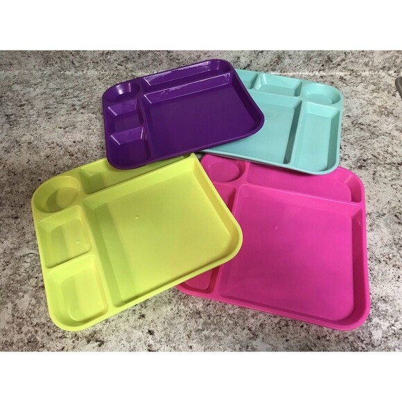 4 Plastic Cafeteria Lunch Trays 5 Sections 9.8x9” Lightweight Microwaveable - Picture 1 of 10